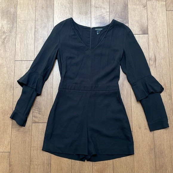 Club Monaco Bodena frill Long Sleeve Romper Jumpsuit shorts v neck Black Sz 0 - Picture 8 of 16